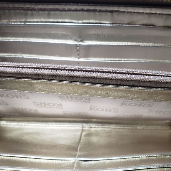 100% authentic Micheal Kors jet set wallet - Picture 5 of 7